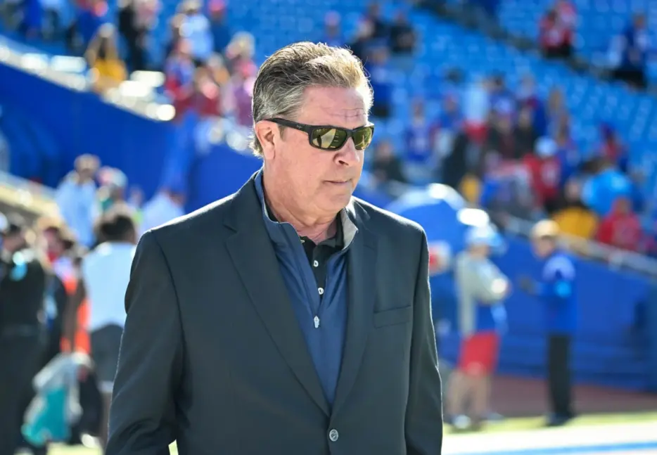 Dan Marino Catches Flak for Signing MAGA Hat While Visiting the White House