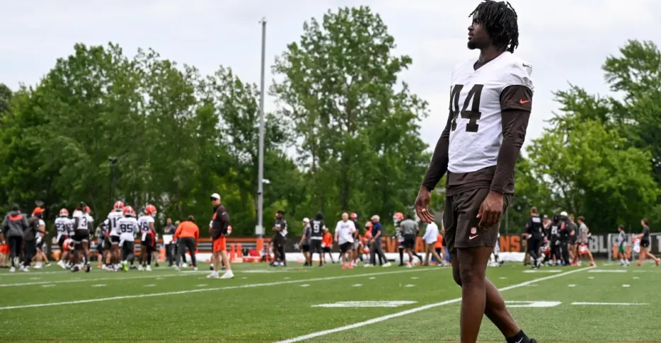 Daily Dawg Chow (6/19): Safeties, TEs, and a possible free agent WR
