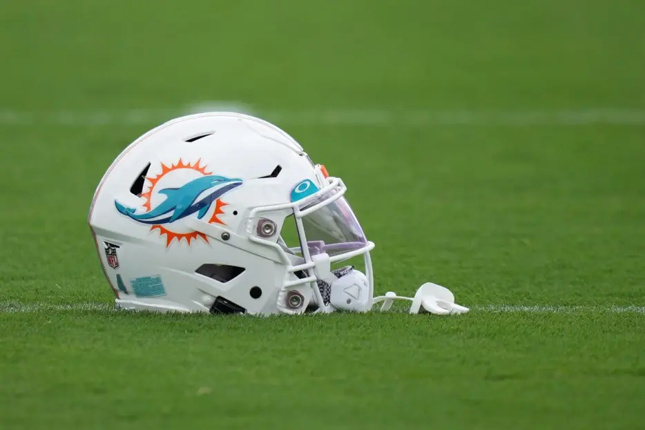 Dolphins Sign UFL OT Gottlieb Ayedze