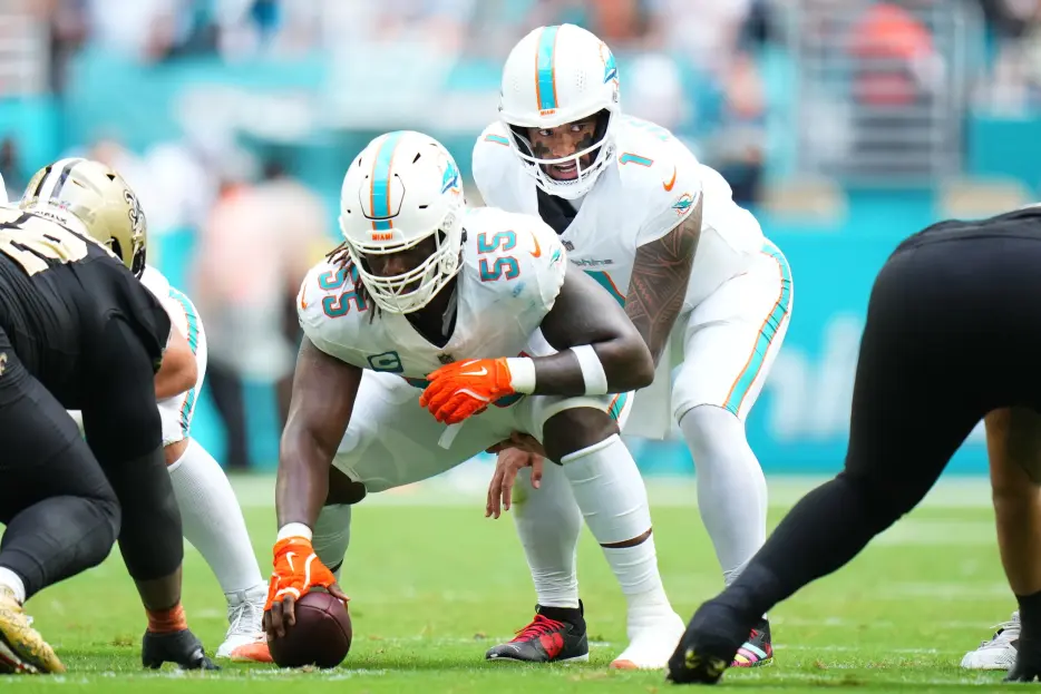 Dolphins Sign C Aaron Brewer To Three-Year Extension
