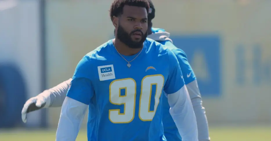 Chargers sign 1st-round pick Akheem Mesidor to rookie deal