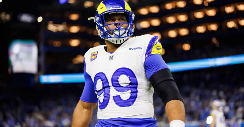 Aaron Donald inches closer to Rams return